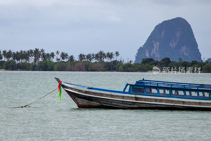 大型长尾船是渡轮和货物在Koh yao到普吉岛的航线上停泊在大海上，有许多椰树生长的长滩(lam -had)和遥远的鸟巢岛(Ka-lad岛)。